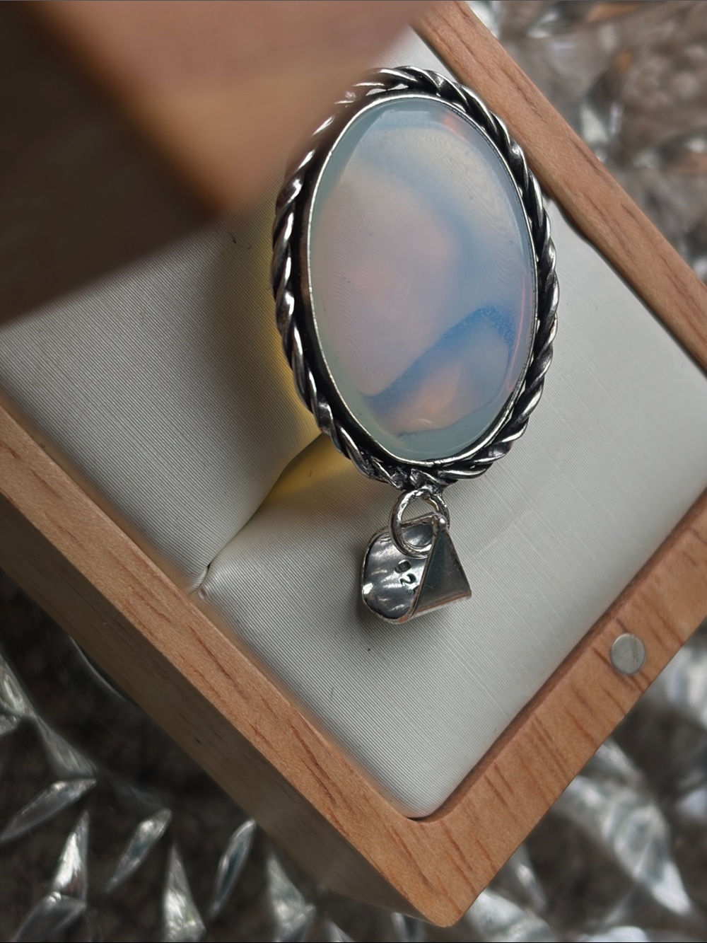 Opalite Oval Pendant Necklace with a twisted frame Stamped 925 sterling silver. - Picture 4 of 4